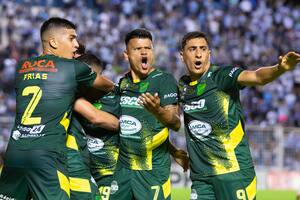 Festejan Adonis Frías, Walter Bou y Miguel Merentiel: el 4-0 en Tucumán puso segundo a Defensa y Justicia en el Torneo 2021.
