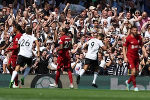 Los goles del gigante serbio del pequeño club de Londres que hizo tambalear al Liverpool