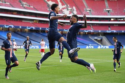 Festejan el 1-0 del PGS Marquinhos, autor del gol, y Neymar, al que le habían cometido la falta