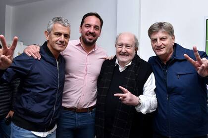 El intendente de Santa Rosa, Luciano Di Nápoli (segundo desde la izquierda), buscará la reelección junto al gobernador Sergio Ziliotto (primero desde la derecha)