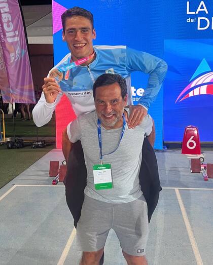 Festejando el oro en los Juegos Suramericanos alzado por su entrenador, Javier Morillas