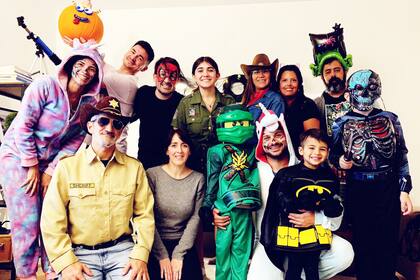 Festejando Halloween con sus amigos argentinos.