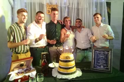 Festejando su cumple de 50 junto a María Alejandra, su esposa, y sus cuatro hijos.