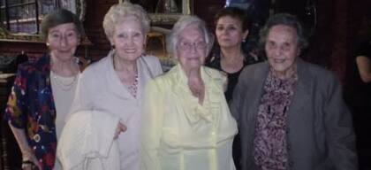 Festejando su cumpleaños 95 con amigas.