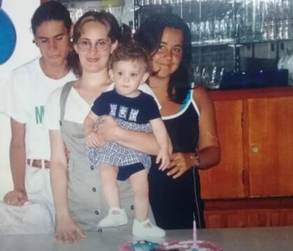 Festejando uno de los primeros cumpleaños de su hija.