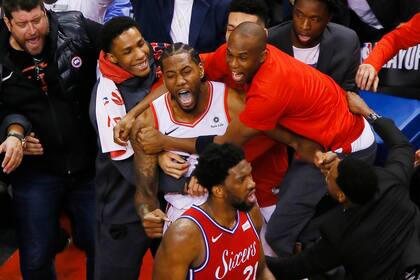 Festejo alocado de Toronto con Kawhi Leonard como protagonista; delante de la locura canadiense, cruza un desconsolado Joel Embiid