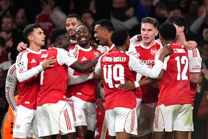 Festejo colectivo de Arsenal, que funcionó como equipo y demolió a Atlético de Madrid en el Emirates Stadium, de Londres, por la tercera jornada de la Champions League