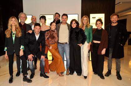 Festejo con los protagonistas de la serie El Primero de Nosotros en el bar Pony Spirit del hotel Four Seasons, debido al éxito de la ficción