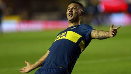 Festejo de Cardona para el 2-0 de Boca