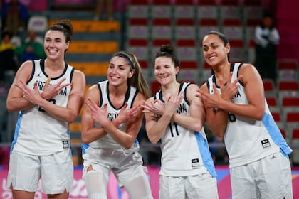 Festejo de las jugadoras argentinas de basquet
