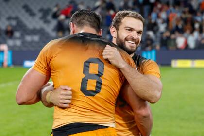 Festejo de los Jaguares después del triunfo ante Waratahs: Ramiro Moyano se abraza con Javier Ortega Desio