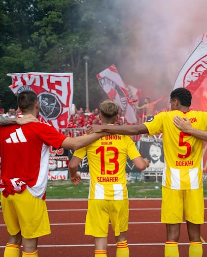 Festejo de los jugadores de Union Berlin ante su gente, en el humilde estadio del este de Alemania