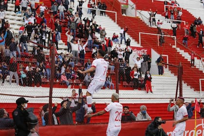 Festejo de Matías Cóccaro, un delantero con rendimiento ascendente en Huracán