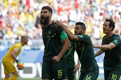 Festejo de Mile Jedinak de Australia que marcó para su equipo
