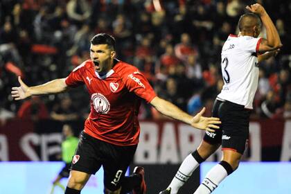 Festejo del primer gol de Independiente: Gigliotti marcó los dos