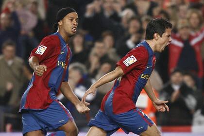 Ronaldinho y Saviola, en un festejo. "No podías estar a su altura", reconoció el argentino