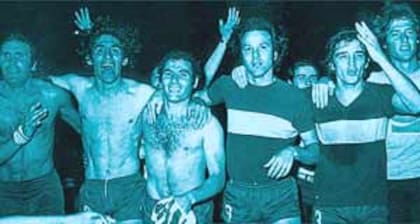Festejo en casa: Boca goleó a Deportivo Cali por 4 a 0 en la Bombonera y se adjudicó la Copa Libertadores de 1978; 
Gatti, Pancho Sa, Mastrángelo, Veglio y Bordón dan la vuelta olímpica