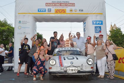 Festejo en familia: el BMW De Carlo llega a Pergamino y completa la vuelta de 1457 kilómetros; ser el vehículo de menor potencia de la prueba no fue un obstáculo insalvable para que culminara el desafío.