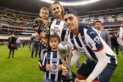 Festejo en familia tras ganar el Apertura 2019 por penales ante el América, en el imponente estadio Azteca