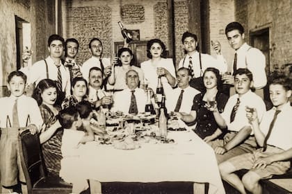 Festejo familiar en la casa-almacén de Serodino, que en unos meses se convertirá en un centro cultural comunal