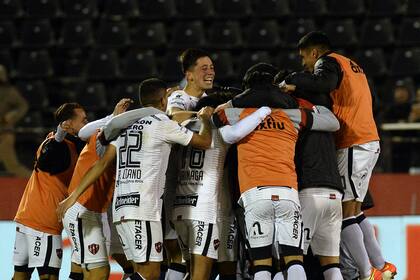 Festejó Patronato en la cancha de Newell's, ante Colón; sufre Wanchope Ábila