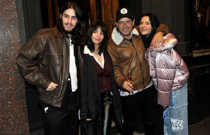 Festejo por el cumpleaños de Coti junto a Candelaria Tinelli, uno de los hijos del artista y su novia