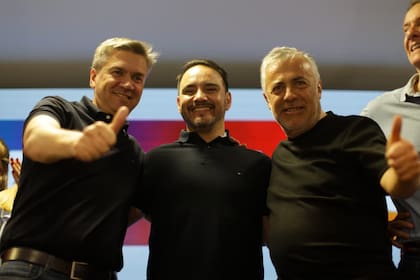 Festejo radical: Leandro Zdero, Juan Pablo Valdés y Alfredo Cornejo en Corrientes