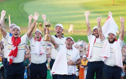 Festejo y delirio: Rory McIlroy festeja con sus otros compañeros el título de la Copa Ryder 2025 en el Black Course de Bethpage State Park Golf Course