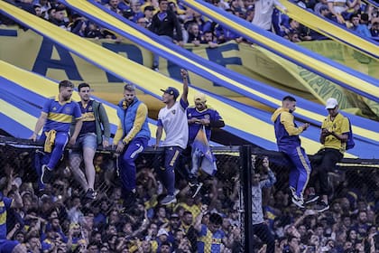 Festejos de los hinchas de Boca Juniors tras el campeonato conseguido a fines de 2022 luego del empate con Independiente en La Bombonera