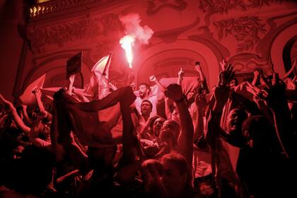 Festejos de los simpatizantes del presidente tunecino Kaïs Saied por el resultado favorable del referéndum