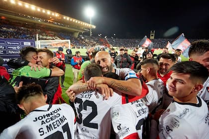 Festejos, emoción y abrazos: Patronato vivió una noche histórica en Mendoza