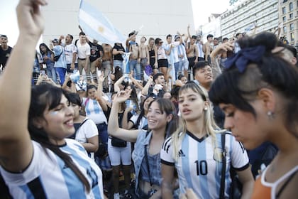 Festejos en el Obelisco por el triunfo de la selección de Argentina frente a Croacia