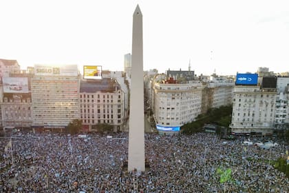 Festejos en el Obelisco tras la victoria argentina sobre Croacia; una razón para celebrar en medio de la crisis