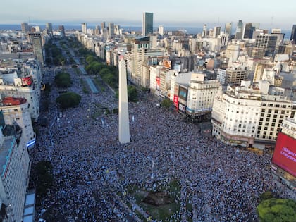 Festejos en el Obelisco y alrededores por el triunfo de la selección Argentina ante Croacia por las semifinales