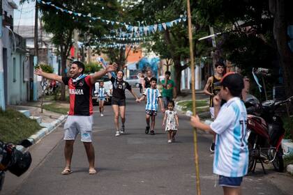 Festejos en la calle donde vivía Messi luego de que Argentina se consagrara campeón. 
