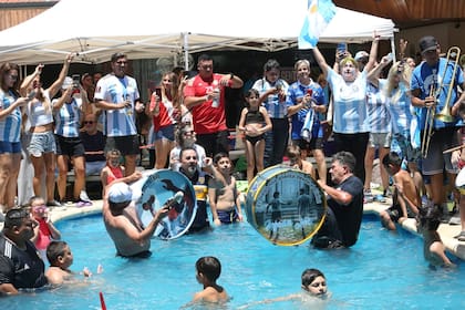 Festejos en la casa de Maradona en Devoto