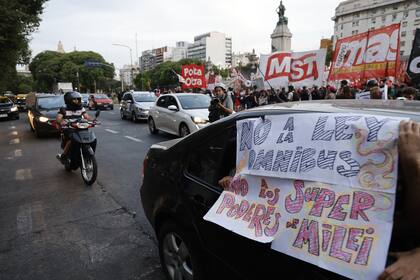 Festejos en las inmediaciones del Congreso, ya que el debate por la "Ley Ómnibus" vuelve a comisión