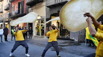 Miembros de Pizzaioli Acrobats Coldiretti festejan en Nápoles