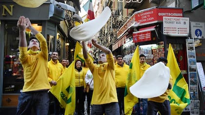 Miembros de Pizzaioli Acrobats Coldiretti festejan en Nápoles