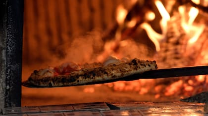 Una pizza cocinada en el museo Capodimonte que alberga el primer horno de piedra donde se cocinó la primer pizza margarita