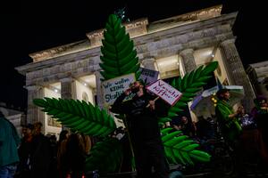 Festejos frente a la Puerta de Brandeburgo de los defensores de la tenencia de cannabis