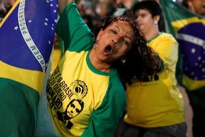 Entre banderas y bengalas, así festejaron los seguidores de Bolsonaro el triunfo