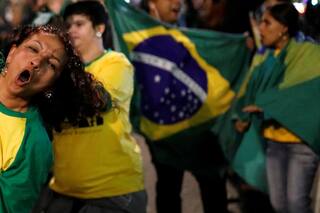 Entre banderas y bengalas, así festejaron los seguidores de Bolsonaro el triunfo