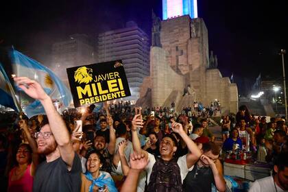 Festejos por el triunfo de Javier Milei en el Monumento a la bandera de Rosario