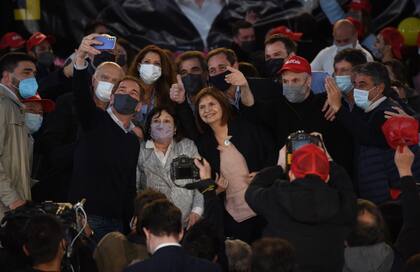 Festejos sin distanciamiento social en el cierre de Juntos: en la imagen: Diego Santilli, Graciela Ocaña, Patricia Bullrich, Horacio Rodríguez Larreta y Jorge Macri, entre otros