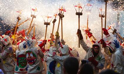 Festes de Maig, el festival catalán de mayo. Se encienden fuegos de artificio en la plaza de Badalona