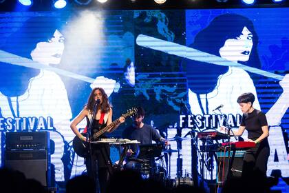 Jazmín Esquivel y, detrás en la pantalla, el afiche del Festival Ahora