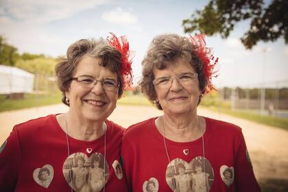 Dos hemanas que participan del festival llevan remeras con sus fotos de cuando eran pequeñas