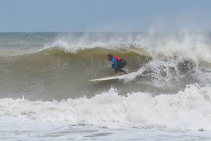 Si querés pasar por la experiencia de surfear tus propias olas, también podés tomar clases de surf en Mar del Plata