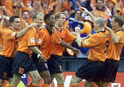 Overmars (el primero desde la izquierda), junto con figuras del seleccionado neerlandés como Bergkamp, Kluivert y Frank De Boer, entre otras